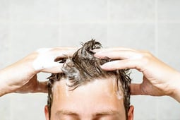 Pourquoi profiter du confinement pour espacer vos shampoings