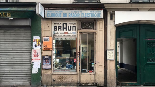 À Paris, il existe une clinique du rasoir électrique 