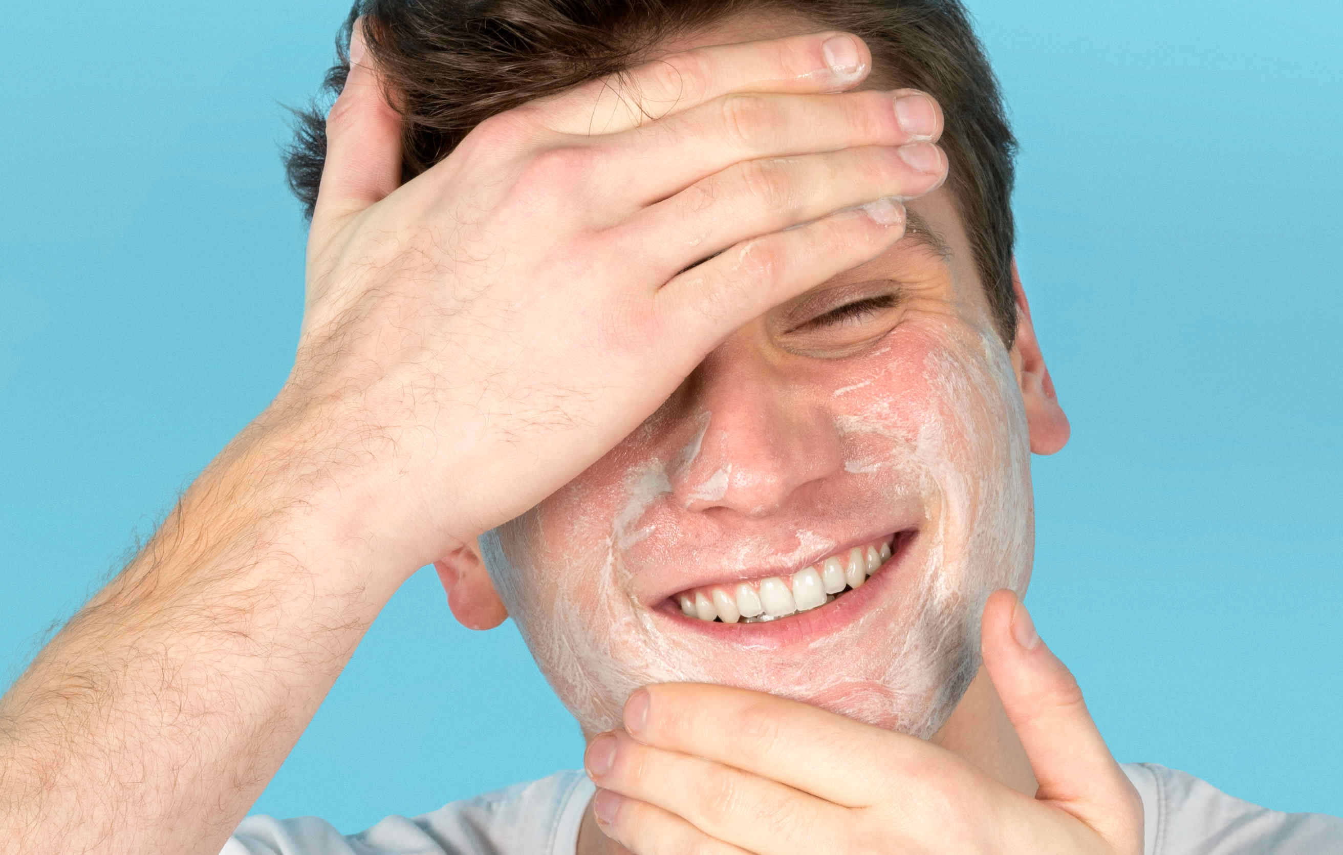 Commencer à prendre soin de sa peau : se nettoyer le visage, pourquoi et comment ? 